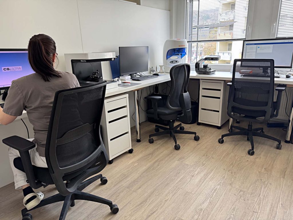Unsere CAD-Abteilung mit drei Arbeitsplätzen, zwei optischen und einem taktilen Scanner.
Die Programmierung für den 3-D-Druck findet zusätzlich in der Keramik-Abteilung statt